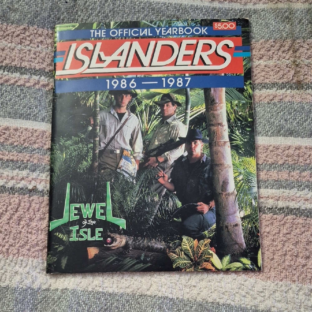 Islanders 1986-1987 Yearbook - Picture 1 of 4